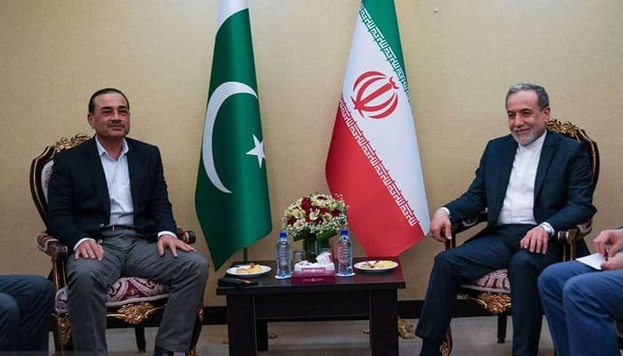 فیلڈ مارشل عاصم منیر کا تہران دورہ، ایرانی وزیر خارجہ سے ملاقات، خطے میں امن و سلامتی پر تبادلہ خیال