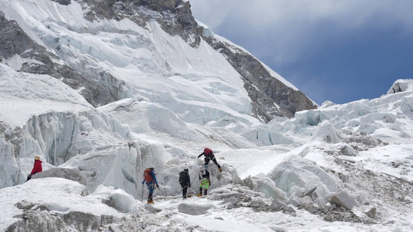 برطانوی کوہ پیما نے ماؤنٹ ایورسٹ پر 20ویں بار چڑھ کر نیا ریکارڈ قائم کر دیا 1 British climber sets new record by climbing Mount Everest for 20th time
