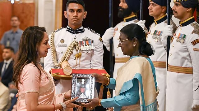 پدم ایوارڈز 2026: دھرمیندر کو بعد از وفات پدم وبھوشن، ہیمامالنی نے اعزاز وصول کیا 1 Padma Awards 2026: Dharmendra posthumously awarded Padma Vibhushan, Hema Malini receives the award