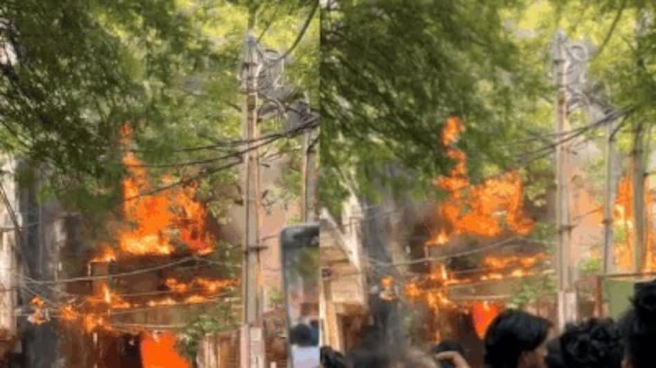 A Terrible Fire Breaks Out at Delhi Hotel; 21 Dead, Dozens Injured