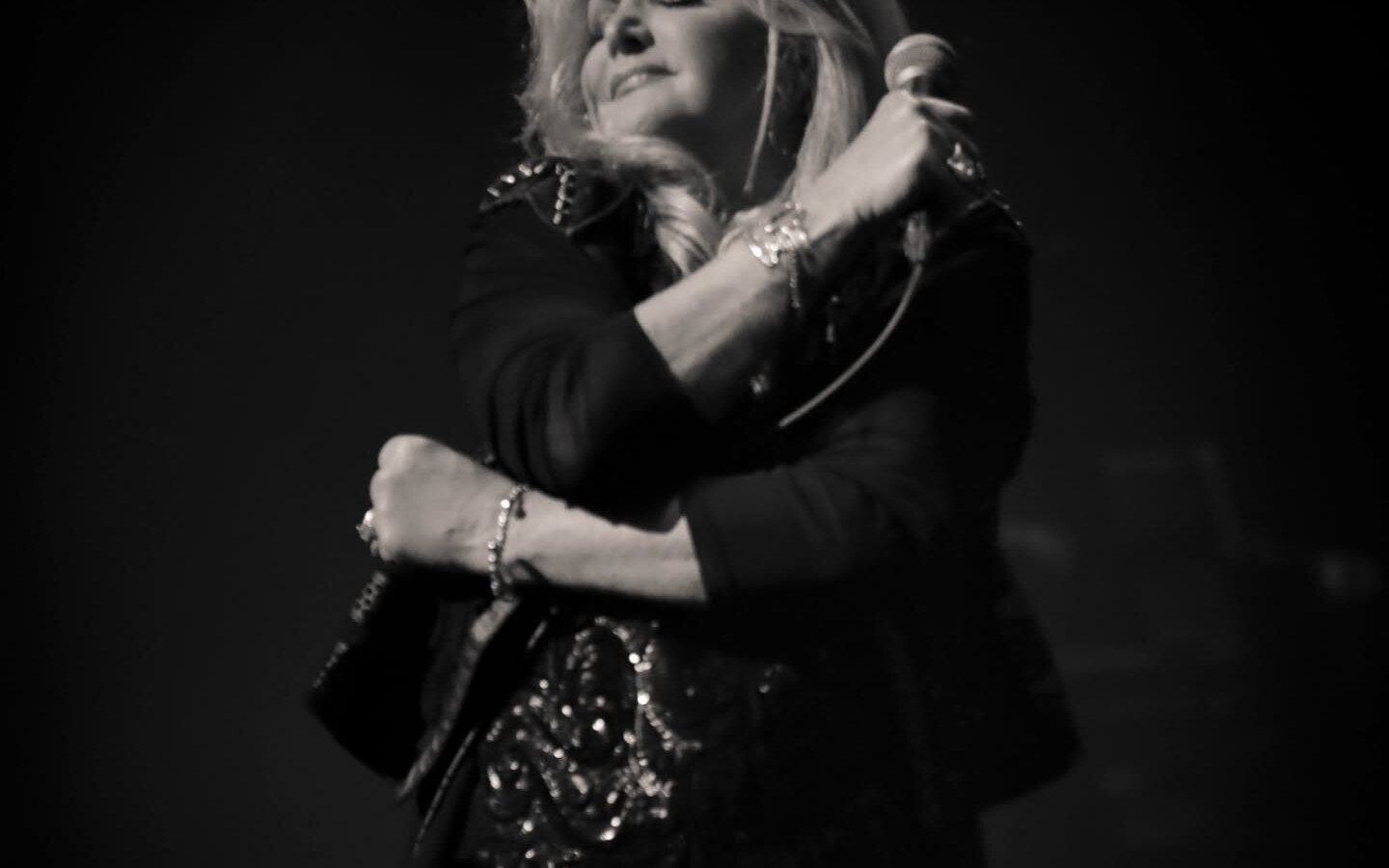 معروف گلوکارہ بونی ٹائلر 75 برس کی عمر میں انتقال کر گئیں 1 Renowned Singer Bonnie Tyler Passes Away at 75