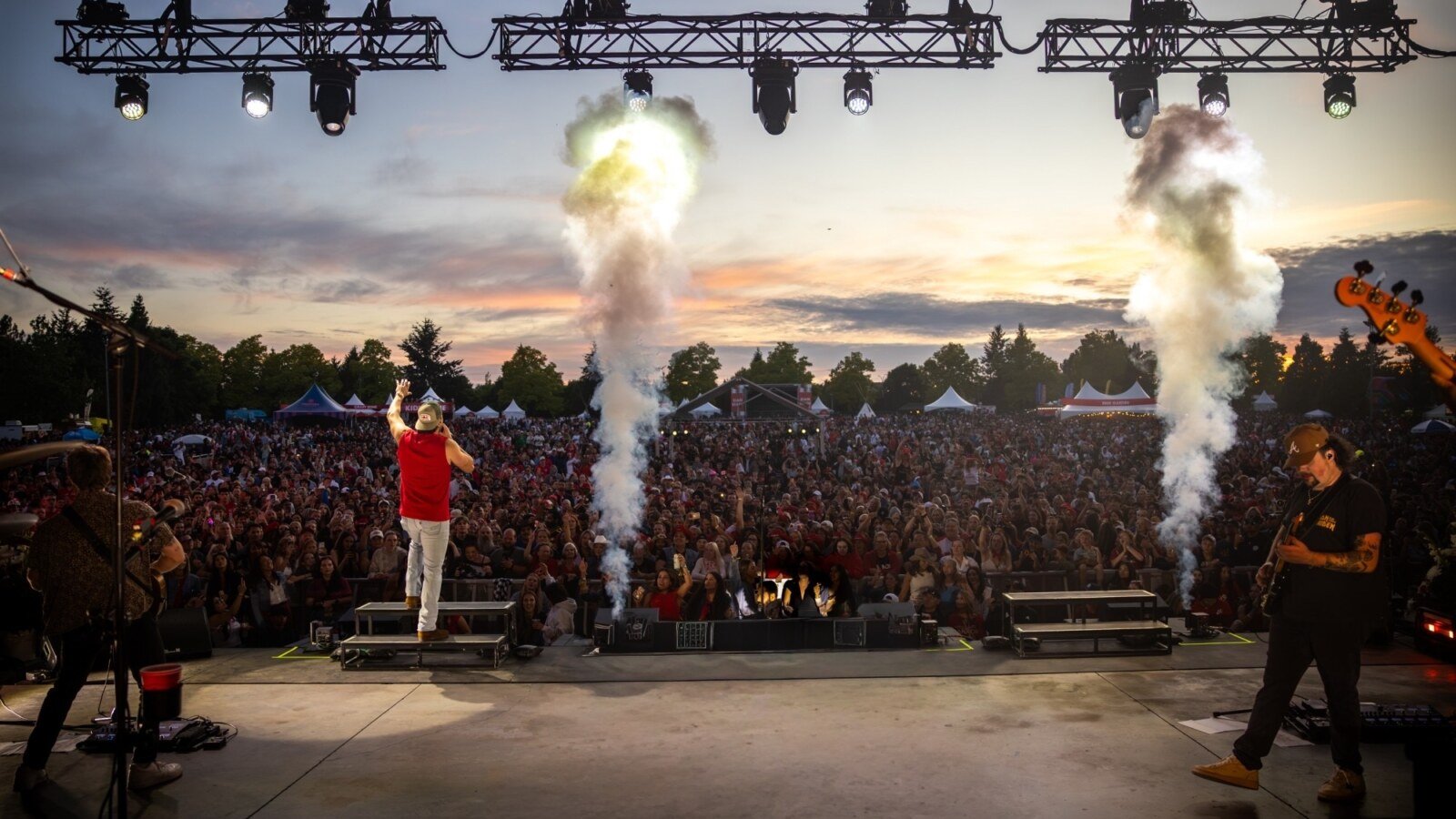 یومِ کینیڈا: سرے میں 80 ہزار سے زائد افراد کی تاریخی شرکت 1 Canadian country music star Josh Ross performs to a packed crowd during Surrey Canada Day 2026 at Bill Reid Millennium Amphitheatre in Surrey, B.C.