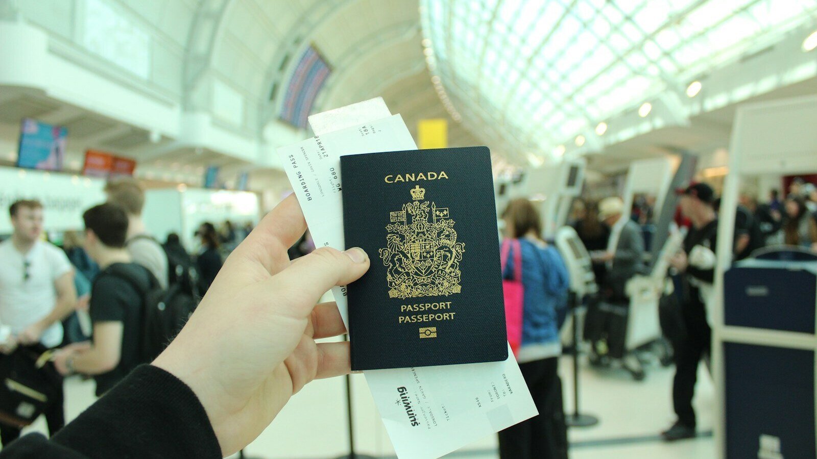 کینیڈا میں تمام اہل بالغ شہریوں کے لیے آن لائن پاسپورٹ تجدید کی سہولت متعارف 1 Canada Launches Online Passport Renewal for All Eligible Adults