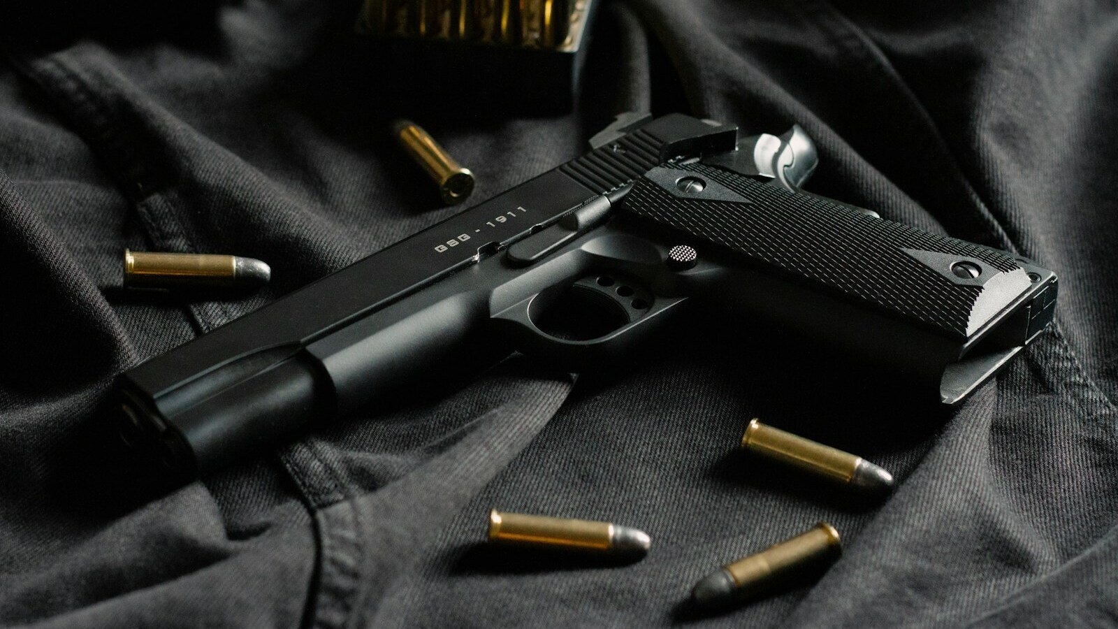 کینیڈا میں سابق رکنِ پارلیمنٹ کے گھر سے 400 سے زائد اسلحہ برآمد 1 Over 400 Firearms Seized from Former MP's Home in Canada