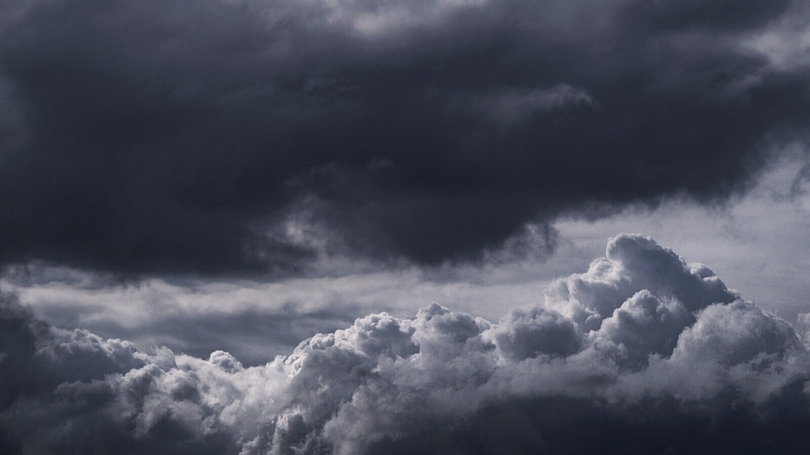 جنوبی و وسطی البرٹا میں شدید طوفان، راکی ماؤنٹین ہاؤس کے قریب ٹورنیڈو کی تصدیق 1 Severe Storms Hit Southern and Central Alberta, Tornado Confirmed Near Rocky Mountain House