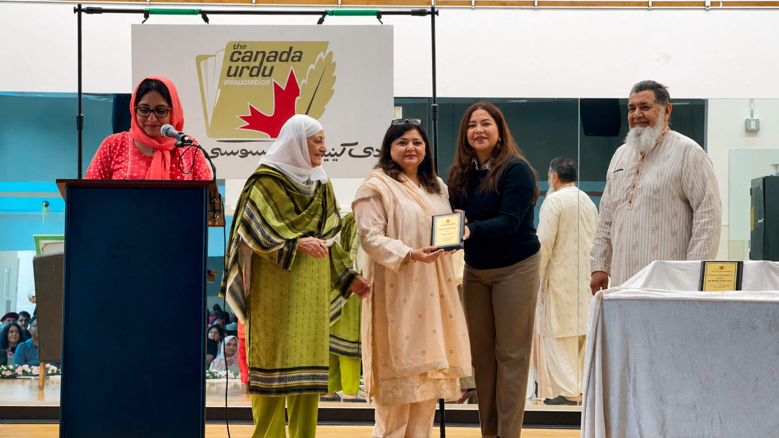 سری میں ایم ایل اے آمنہ شاہ حمیٰ شعیب کو رفیقِ اردو ایوارڈ دے رہی ہیں