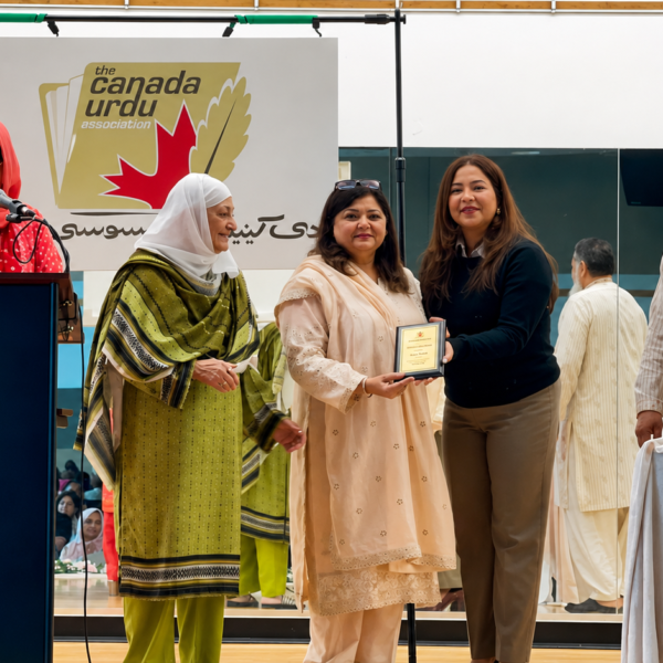 سری کے مشاعرے میں اردو کے خادموں کو نوازا گیا، ایم ایل اے آمنہ شاہ شریک
