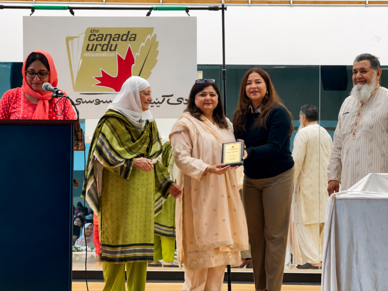 سری کے مشاعرے میں اردو کے خادموں کو نوازا گیا، ایم ایل اے آمنہ شاہ شریک
